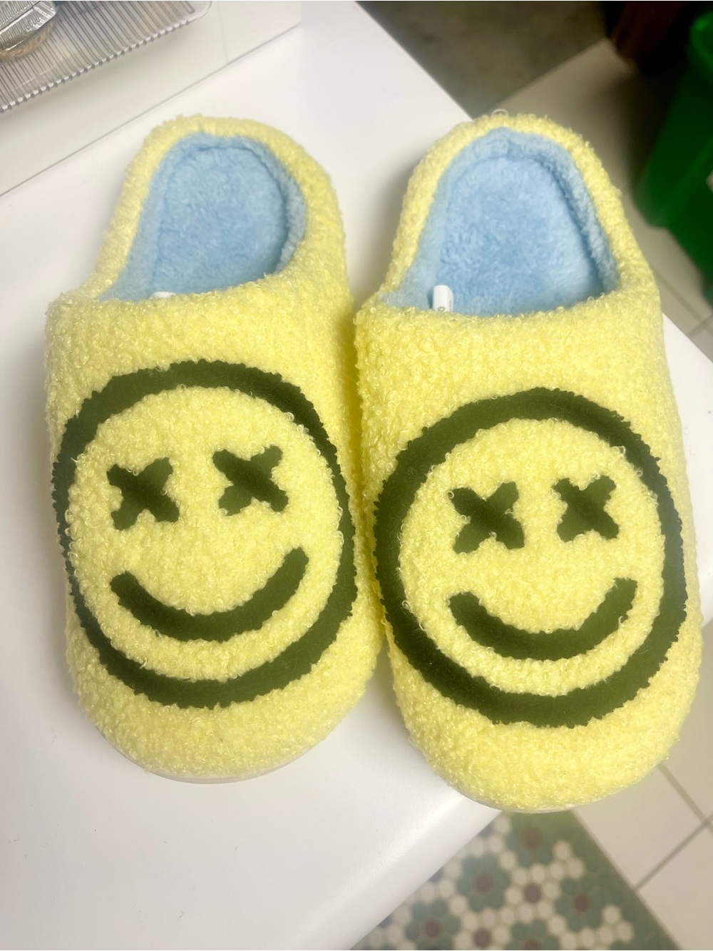 Laugh Out Loud Smiley Face Plush Slippers Size 7/8